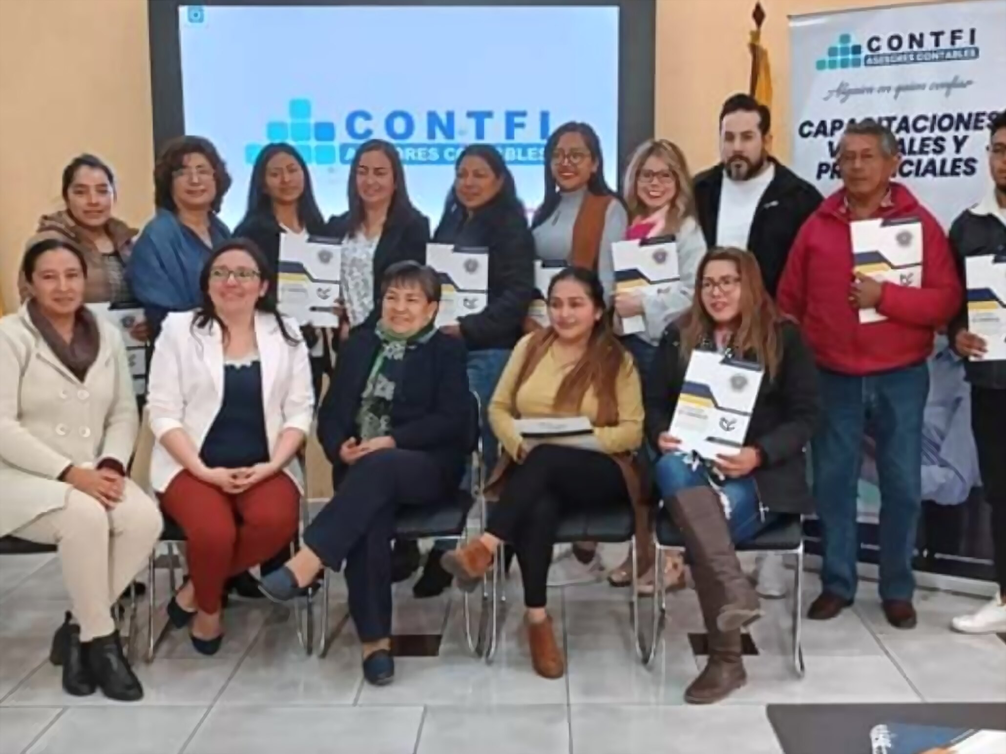 Participantes con sus certificados al cierre de una capacitación en la Cámara de Comercio de Latacunga